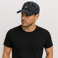 Un homme porte la Casquette Tennis Noir