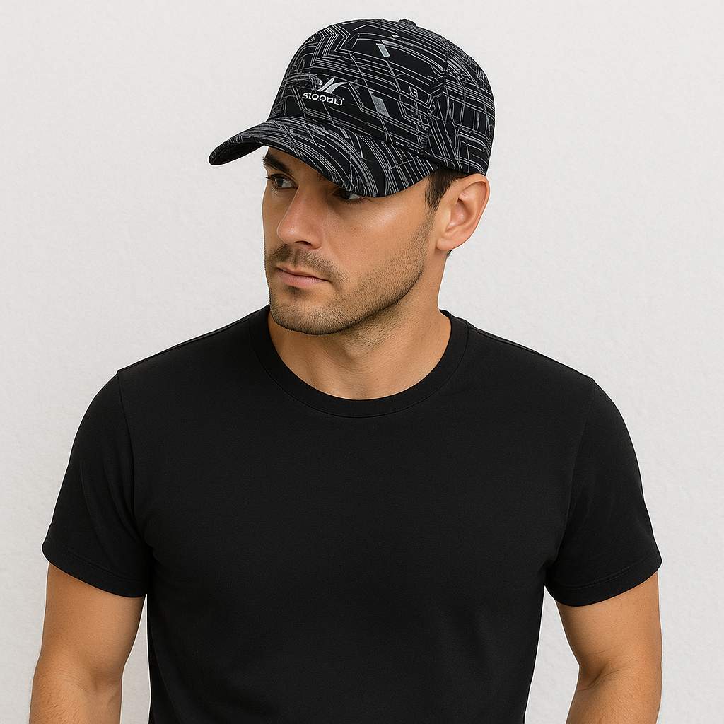 Un homme porte la Casquette Tennis Noir