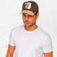 Un homme porte la Casquette Trucker Bête