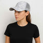 Une femme porte la Casquette Trucker Femme Grise