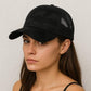 Une femme porte la Casquette Trucker Femme Noir 