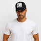 Un homme porte la Casquette Trucker Homme Requin noir