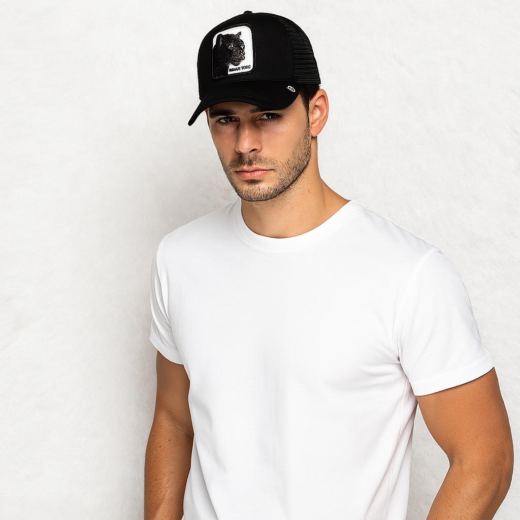 Un homme porte la Casquette Trucker Panthère noir