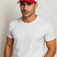 Un homme porte la Casquette Trucker Smiley rouge