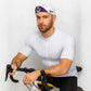 Un homme porte la Casquette VTT blanc
