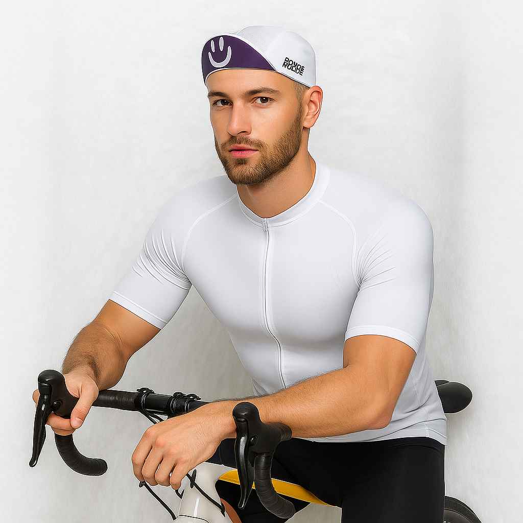 Un homme porte la Casquette VTT blanc