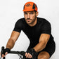 Un homme porte la Casquette Vélo Beers Gears