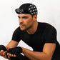 Un homme porte la Casquette Vélo Coffee Ride noir