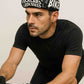 Un homme porte la Casquette Vélo "F*** Cars" noir