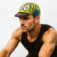 Un homme porte la Casquette Vélo Monstre