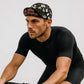 Un homme porte la Casquette Vélo "No Coffee No Trophy" noir