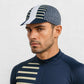Un homme porte la Casquette Vélo Rayé