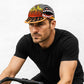 Un homme porte la Casquette Vélo Speed
