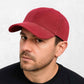 Un homme porte la Casquette Velours Côtelé Rouge