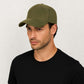Un homme porte la Casquette Velours Côtelé Vert Kaki