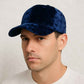 Un homme porte la Casquette Velours de Soie Bleu 