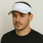 Un homme porte la Casquette Visière Golf Blanche