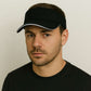 Un homme porte la Casquette Visière Golf Noir