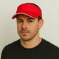 Un homme porte la Casquette Visière Golf Rouge