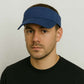 Un homme porte la Casquette Visière Homme