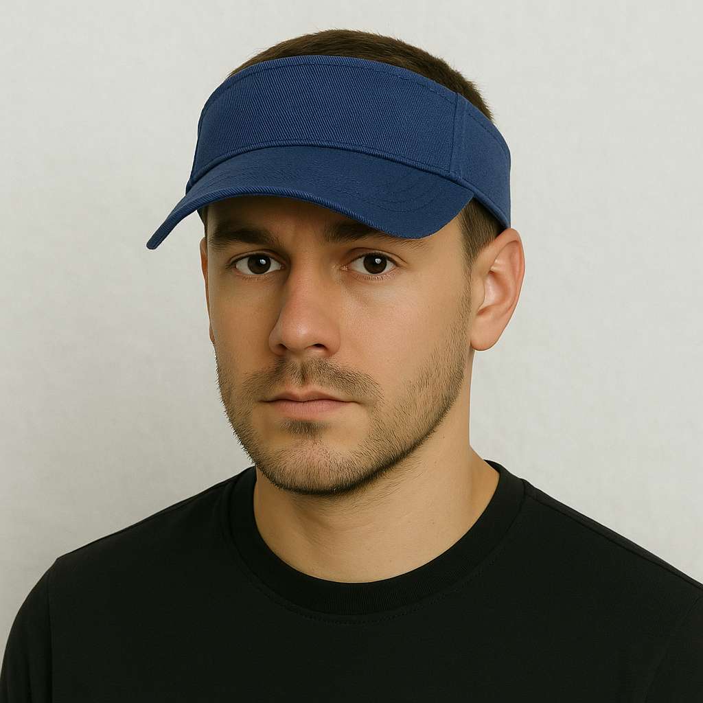 Un homme porte la Casquette Visière Homme