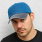 Un homme porte la Casquette Jean l'Élégant 