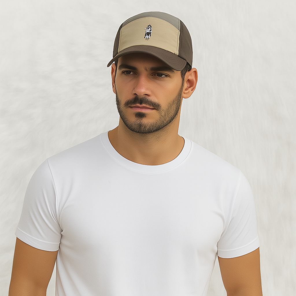 Un homme porte la Casquette Élégante Homme beige​