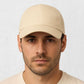 Un homme porte la Casquette Run Beige