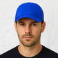 Un homme porte la Casquette Running Bleu Électrique