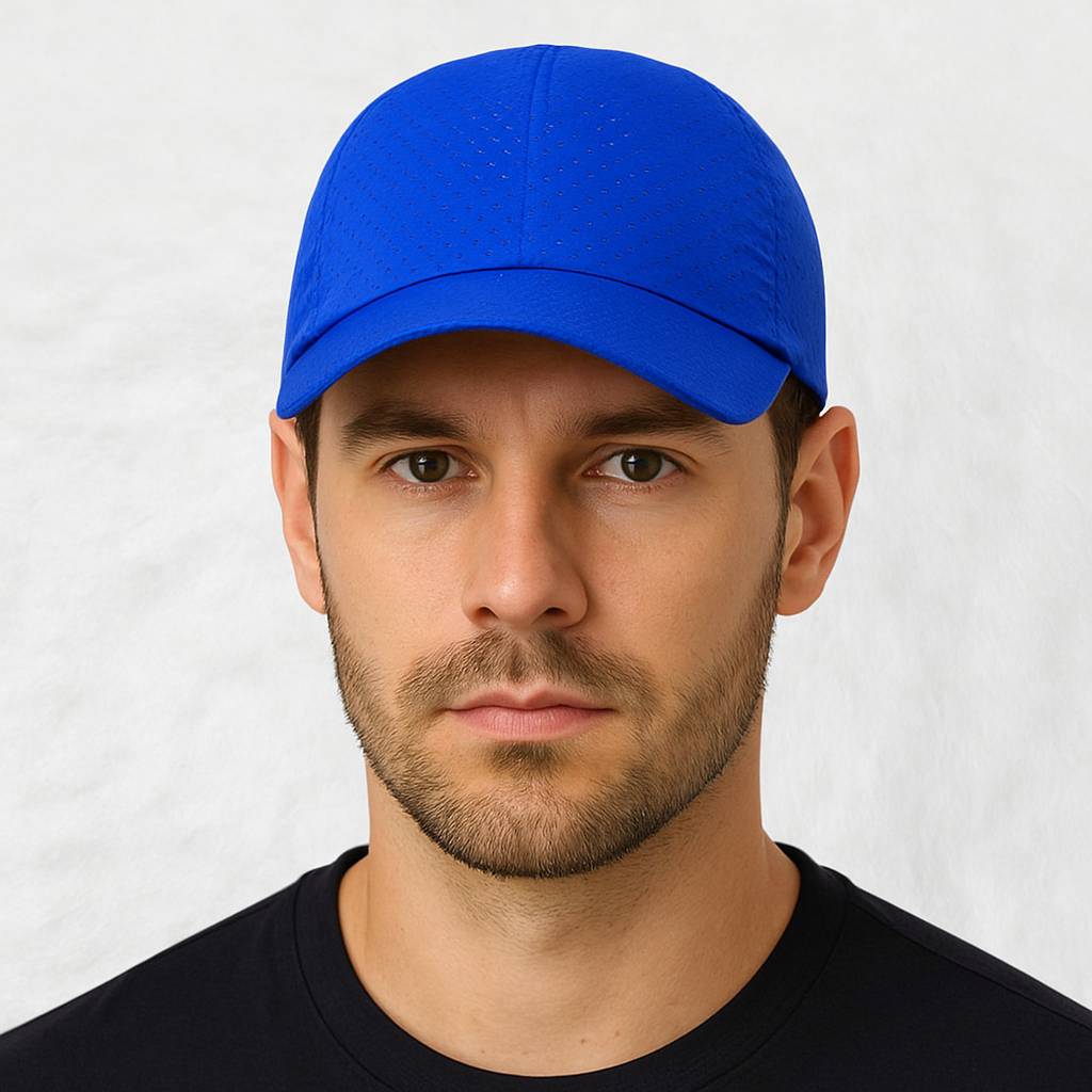 Un homme porte la Casquette Running Bleu Électrique