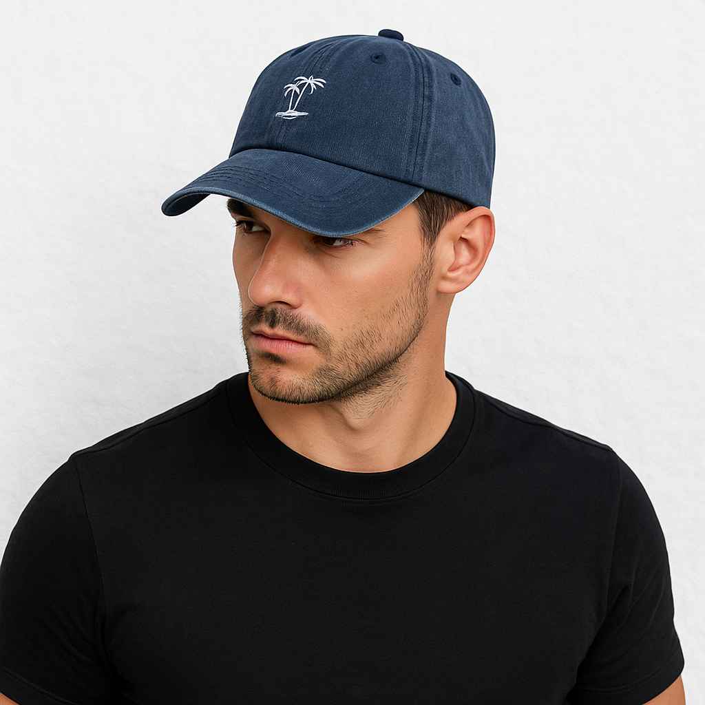 Un homme porte la Casquette Été Palmier Bleu