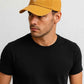 Un homme porte la Casquette Été Palmier Jaune