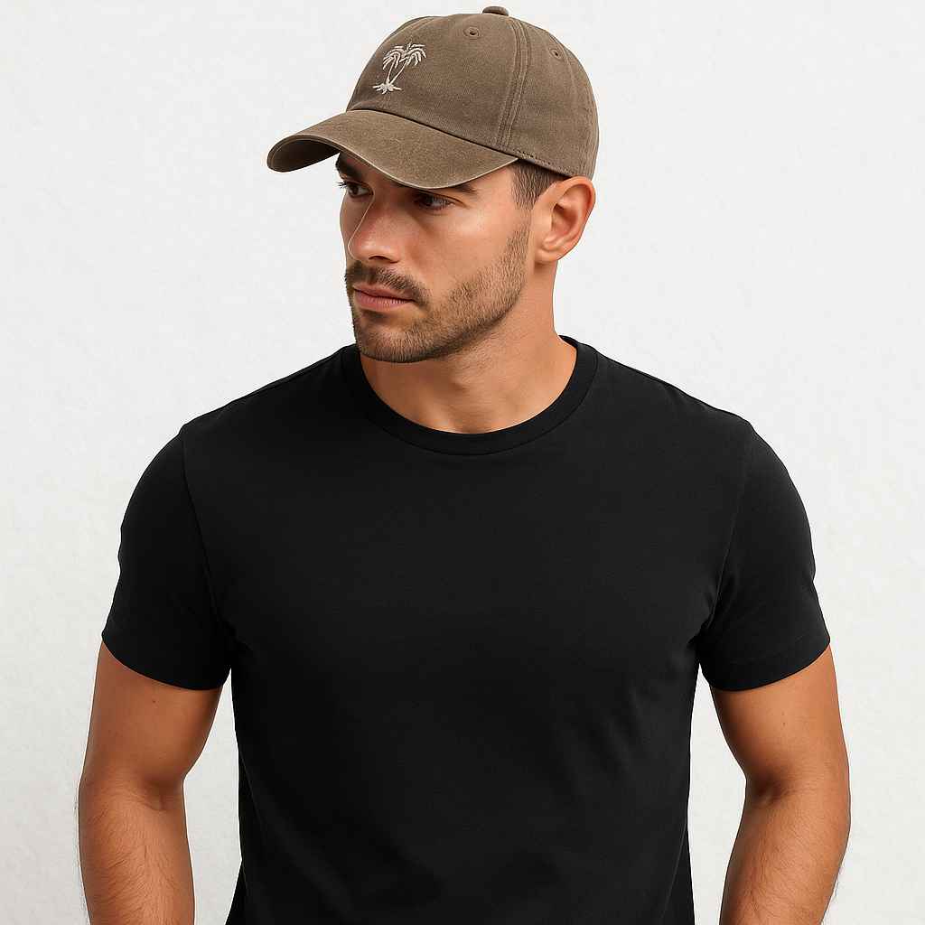 Un homme porte la Casquette Été Palmier Marron