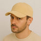 Un homme porte la Casquette Velours Côtelé Beige
