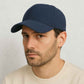 Un homme porte la Casquette Velours Côtelé Bleu Marine 
