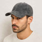 Un homme porte la Casquette Velours Gris 