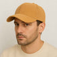 Un homme porte la Casquette Velours Côtelé Jaune Moutarde