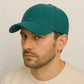 n homme porte la Casquette Velours Côtelé Vert Sapin