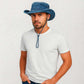 Un homme porte le Chapeau Aventurier​ Bleu 