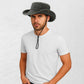 Un homme porte le Chapeau Aventurier​ Gris