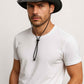 Un homme porte le Chapeau Aventurier Noir