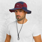 Un homme porte le Chapeau Bob Randonnée​ Outdoors bleu