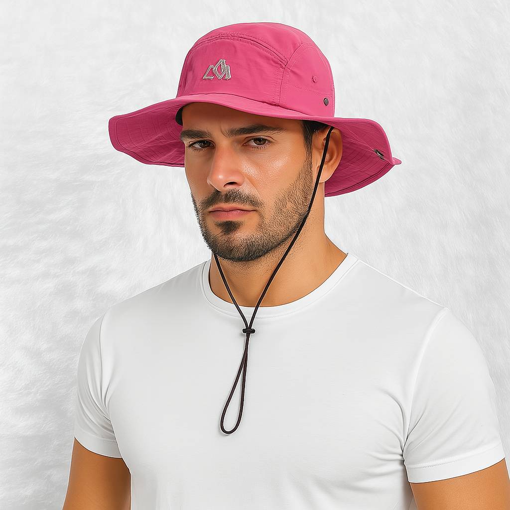 Un homme porte le Chapeau Bob Randonnée​ Outdoors rose