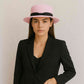 Une femme porte le Chapeau Canotier de Paille rose