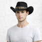 Un homme porte le Chapeau Cowboy Australien​ noir