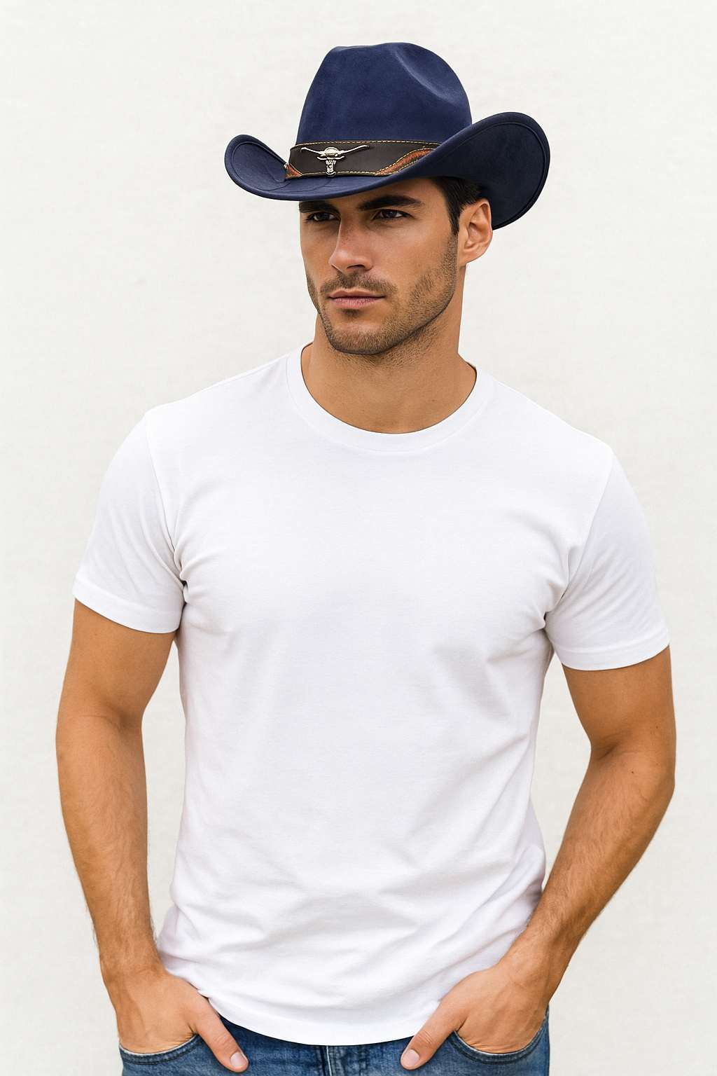 Un homme porte le Chapeau Cowboy Authentique marine