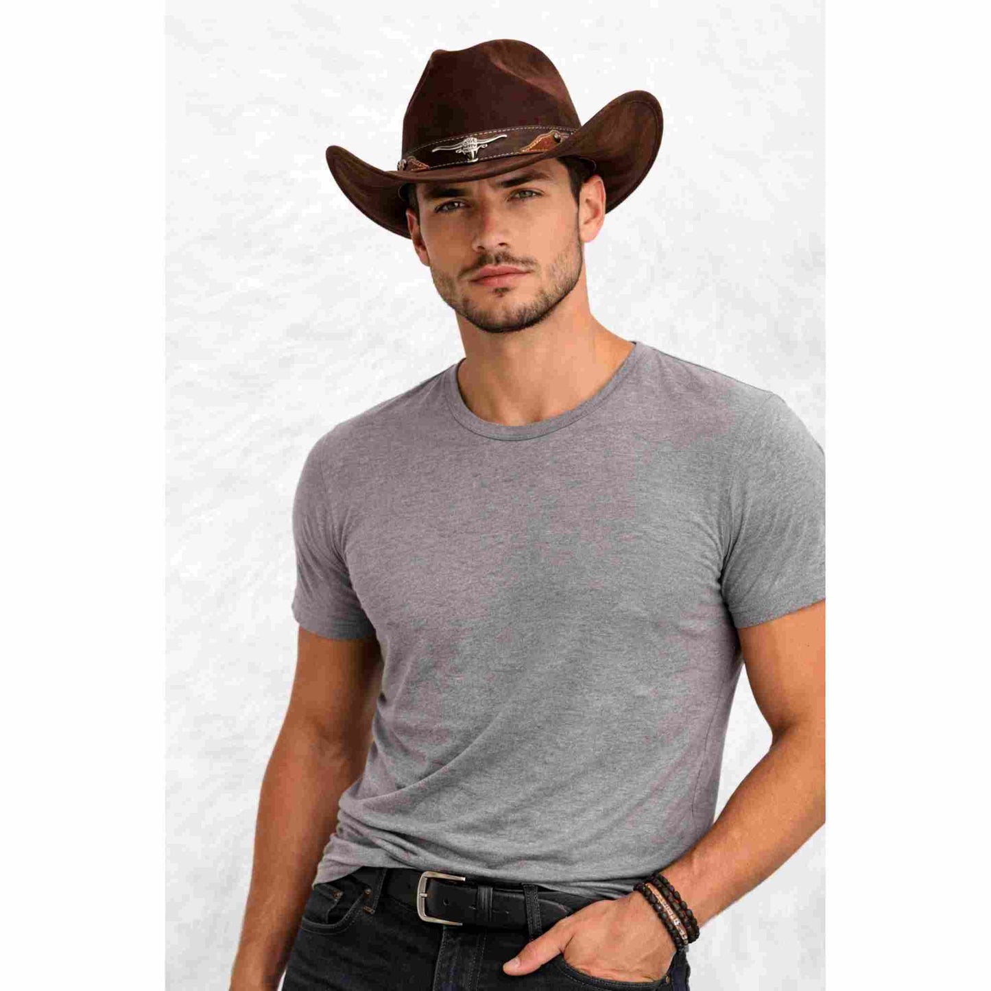 Un homme orte le Chapeau Cowboy Authentique​ marron