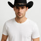 Un homme porte le Chapeau Cowboy Authentique noir