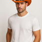 Un homme porte le Chapeau Cowboy Authentique orange