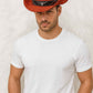 Un homme porte le Chapeau Cowboy Authentique rouge